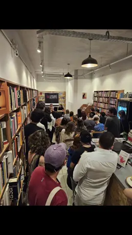 Livraria Alento lotada para ouvir Ana Botner e Guilherme Zarvos falando do que falam quando falam de poesia 🤎 foi bom demais! #livraria #livrarialaento #poesia #booktokbrasil #bookto #livros 