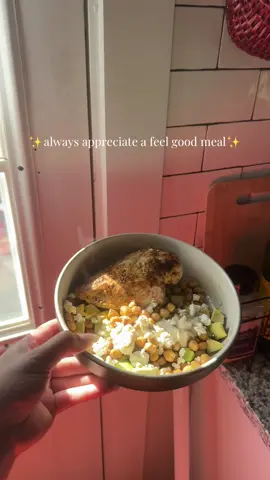The easiest recipe ever⤵️ • chicken breast  • roasted chickpeas 1/2 can • avocado 1/2 • fat free feta • @Primal Kitchen green goddness dressing  #healthymeal #mealinspo #EasyRecipe 