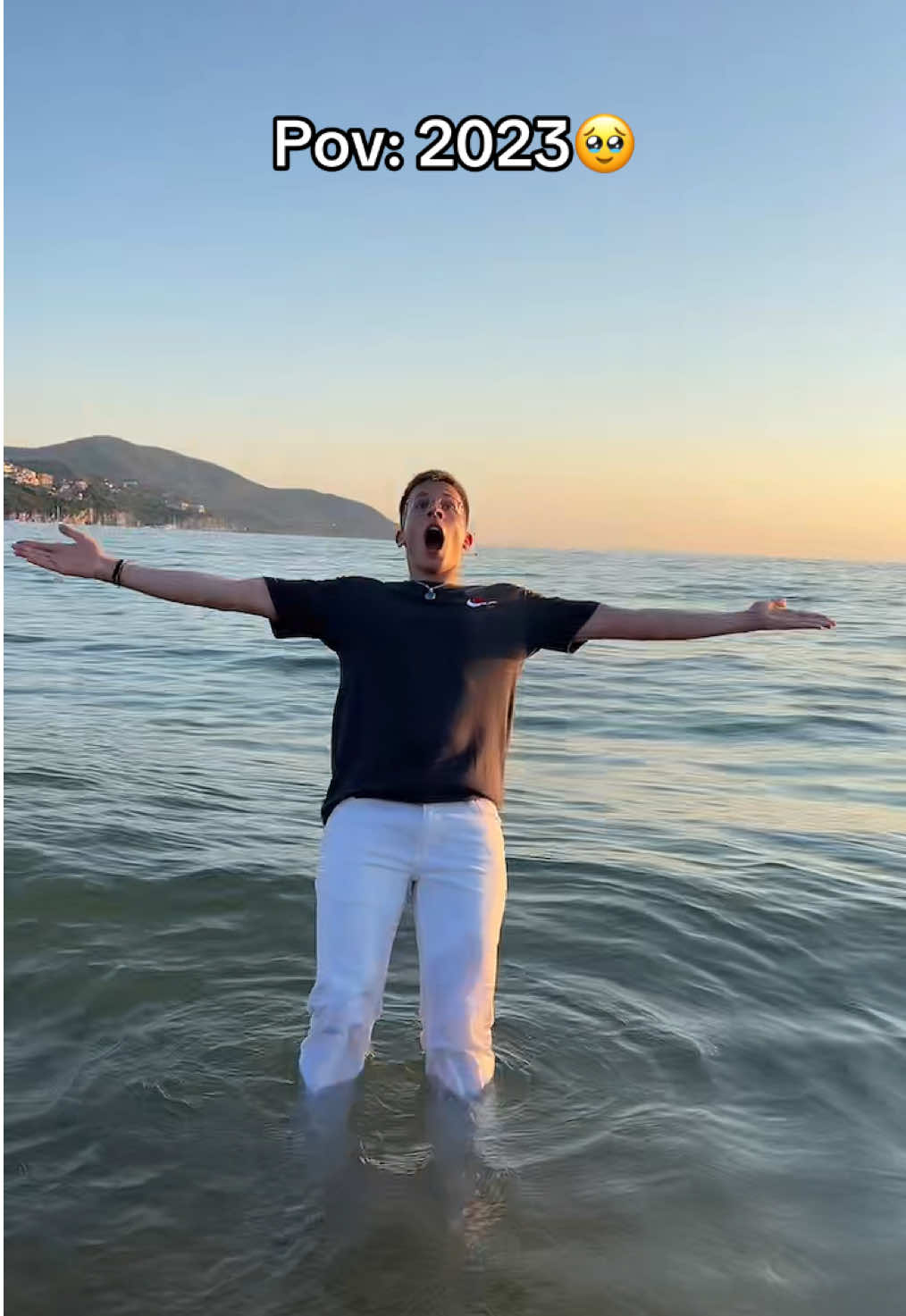 Memories Trend🥺🌊The whole beach was looking at me😂Crazy #trend 🔥Scrivi “acqua” ad occhi chiusi🙊#perte #foryou #italy #fyp #fypシ゚ #xyzbca #alphabet #draw #trending #omg #greenscreen #tutorial #lol #tuto #draw #magic #filter ##viral #4u