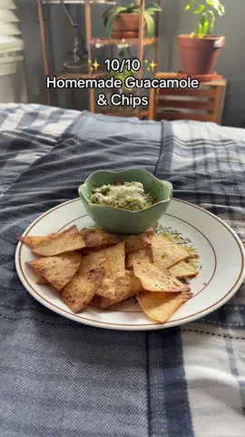 Homemade Guacamole & Corn Tortilla chips 😋  Only 15 minutes to make & there is nothing better! 🥑 #guacamole #Foodie #homemade 