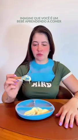 Aparentemente, o plano era ter um bebê… com coordenação motora de adulto e zero vontade própria. Mas vamos pra realidade? Imagine um bebê aprendendo a comer. Ele está tentando explorar textura, o cheiro, cor, gosto… mas a cada tentativa, vem uma mão adulta que limpa a boca, limpa o dedo, força mais uma colher... 🤡 Isso impede o bebê de viver o próprio processo. E é assim que nasce o que muita gente chama de “frescura”. Mas que, na prática, tem nome: dificuldade alimentar. Você sabia que 37,2% das crianças apresentam algum grau de recusa, resistência ou limitação na alimentação? E isso não vem de fabrica. Em muitos casos, começa com excesso de CONTROLE que os pais querem impor no momento da introdução alimentar. O bebê precisa brincar com a comida, se sujar, fazer bagunça... Ele precisa ter autonomia pra descobrir o que gosta, como deve mastigar até mesmo o seu ritmo. Só que muitos adultos criam uma expectativa de um bebê-robô. Um que não suja, que come tudo, que aceita qualquer coisa, sempre sorrindo e no final ainda diz obrigado 🙄 A pressa ou a mania de limpeza pode atrapalhar o cérebro do seu filho. E o que era pra ser nutrição e aprendizado, vira frustração, pros dois lados. Quando a gente tenta controlar tudo, a criança aprende menos sobre comida… e muito mais sobre o medo de errar… Se esse vídeo te incomodou, talvez seja a hora de olhar com outros olhos... Imagina se você fosse o bebe, iria gostar? Pq eu não gostei (mesmo sabendo que era um vídeo 😂) #introducaoalimentar #blw #maternidade 