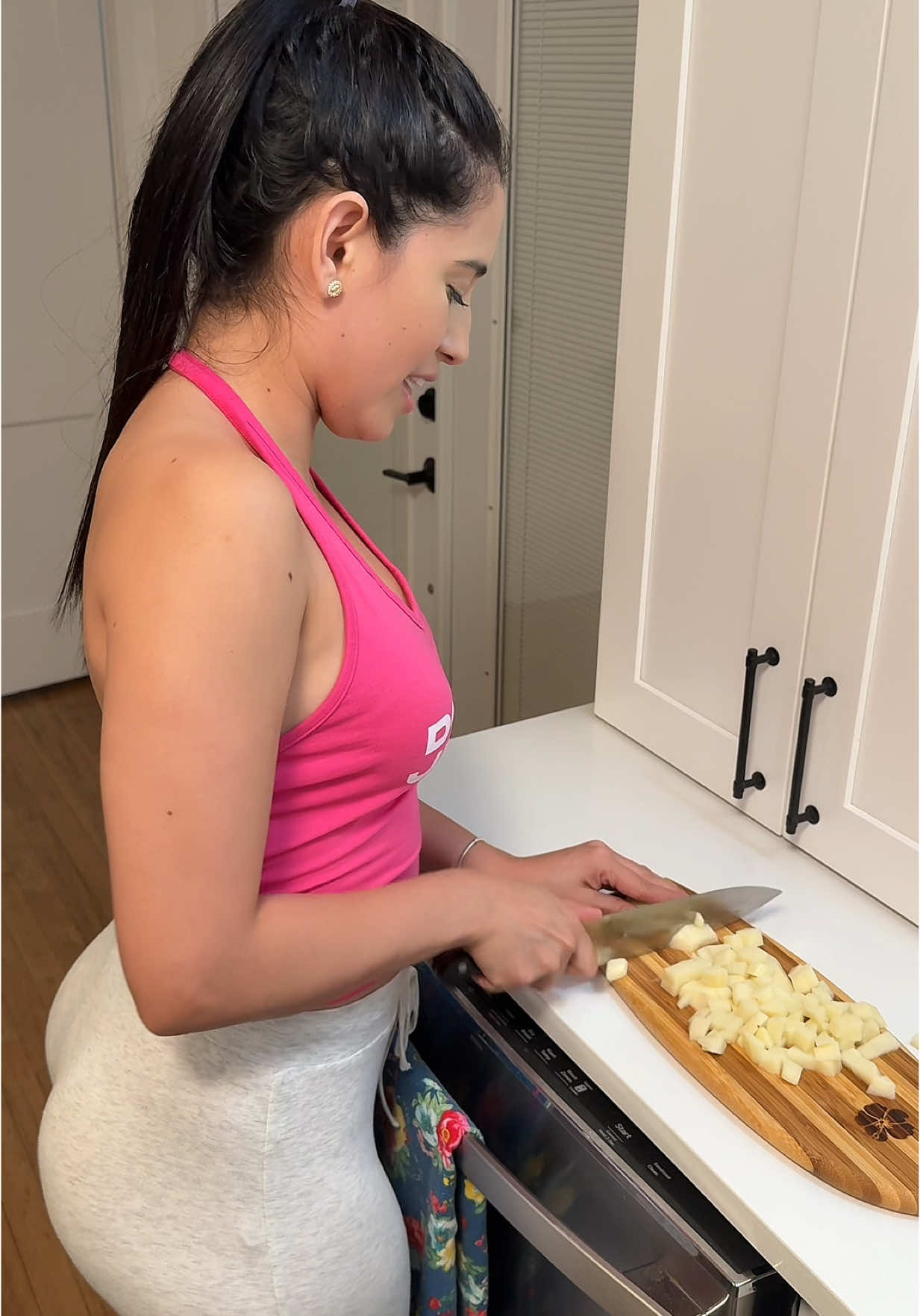 Cocinando carne con papitas 