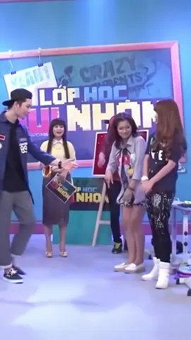 My nhảy dựng vì nụ hôn và ánh mắt đó. Có thể là Khánh hôn lên ngón tay anh, nhưng anh bù lại bằng cái nhìn đó thì chị My mất ngủ #kelvinkhanhkhoimy #khoimykelvinkhanh #vinzoi #vinzoicouple #kelvinkhanh #khoimy