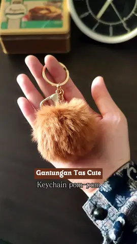 Lembut dan cantik banget dipasang di tas kesayangan.  #keychain #key #gantungan #gantungantas #pompom #tas #bag #bags 
