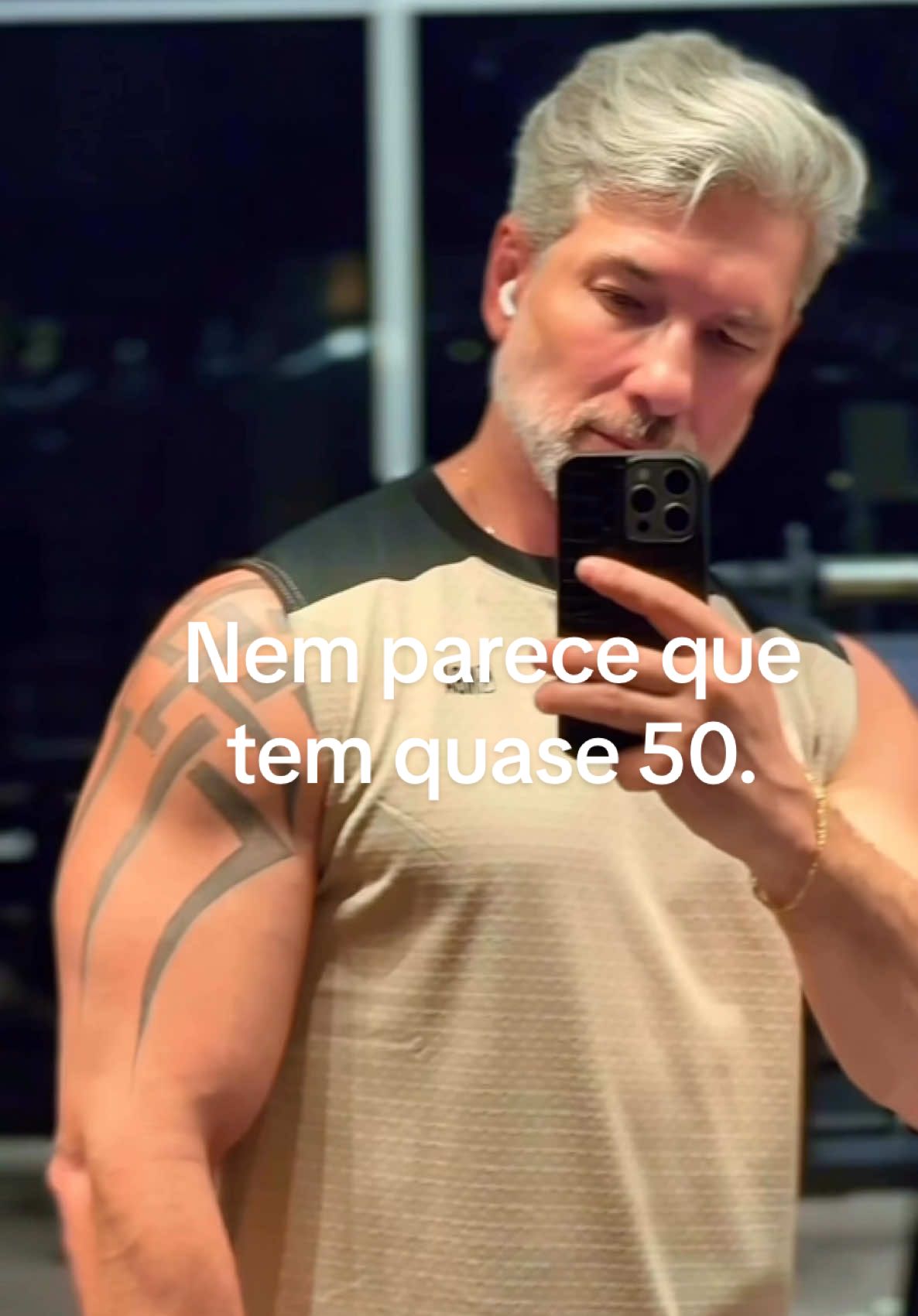 Quando alguém disser pra você que não vale a pena se cuidar, você mostra esse post e diga que esse Sr. aqui tem quase 50 anos e que já é tio-avô. #estilodevida #viverbem #grisalhos 