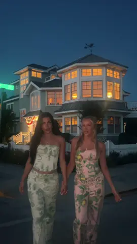 double the trouble 👯‍♀️ @cianananana #twins #weareback #avalon