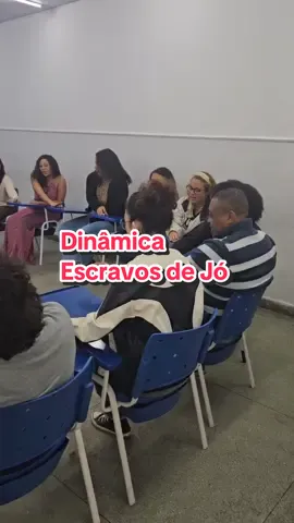 Parece brincadeira, mas… Essa dinâmica trabalha ritmo biológico, coordenação corporal e percepção sensorial, além de desenvolver cooperação, respeito ao tempo do outro e senso coletivo. Tudo isso com música, movimento e muita diversão! #biologia #educacao #professor #escola 