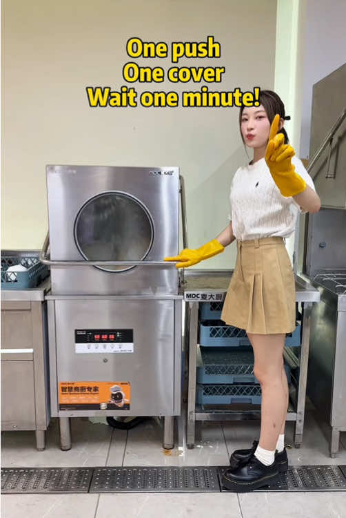 So easy! Dishwasher in restaurants!#china #restaurantequipment #dishwasher #commercialkitchen 