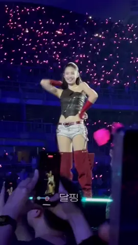 The way Jennie signaled Jisoo with just one finger like “you, come here” and I almost passed out from the way she did it 😭 #jennie #jisoo #jensoo #blackpinkworldtour 