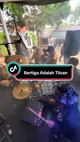 Edisi dipertemukan dalam satu panggung #upacaraadatsunda #royalwedding #perkusi #drumpad #trio #fypシ  @Akiw69s @Justin Onay 