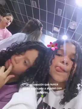 conectadas es poco hermana, hay vínculos que no necesitan palabras, es sentirte en casa solo con su risa, es entender sin explicar, es abrazar sin preguntar y es ese silencio que no incómoda. te amo tres millones mi negra 💚 #fypシ゚  #bestie #hermanas #mejoramiga 