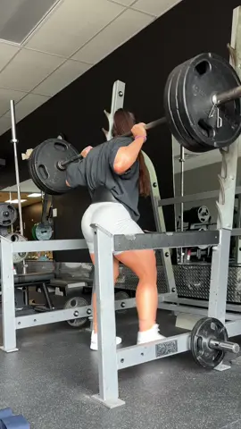Where are my “older” lifters at? I still see ppl in their 50’s and 60’s putting younger kids to shame, it’s inspiring to see! #powerlifting #fitnessmotivation #squats #legday 