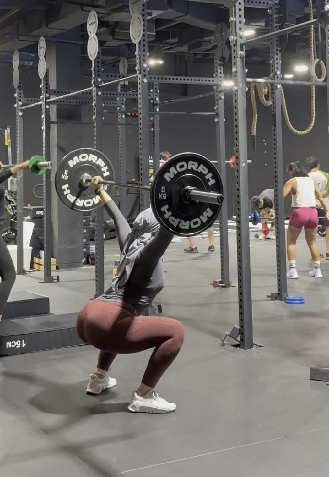 Walaupun tajuk lagu adalah Pull-up… Sis masih tetap takleh pulap ahakkkhakkk.  #GymTok #crossfit #squatsnatch #adoi #lembiklutut 
