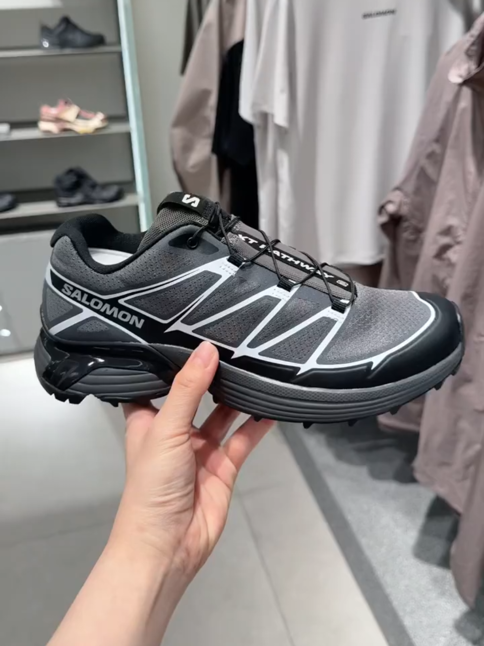 Salomon XT Pathway, bisa menjadi rekomendasi untuk trail running kalian, cocok untuk medan terjal yang membutuhkan grip yang baik. #salomon #pathway #trailrunning #fypage 