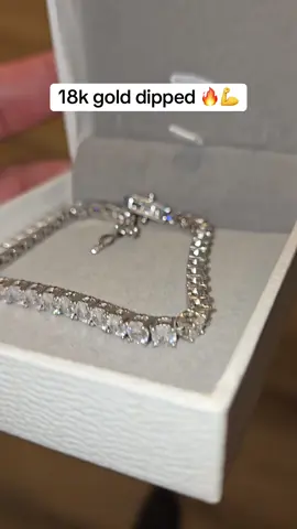 18 karat dipped VVS tennis bracelet #jonnydang #diamondboy #moissanite #18k #fashiontiktok #fashion #tennisbracelet #gold 