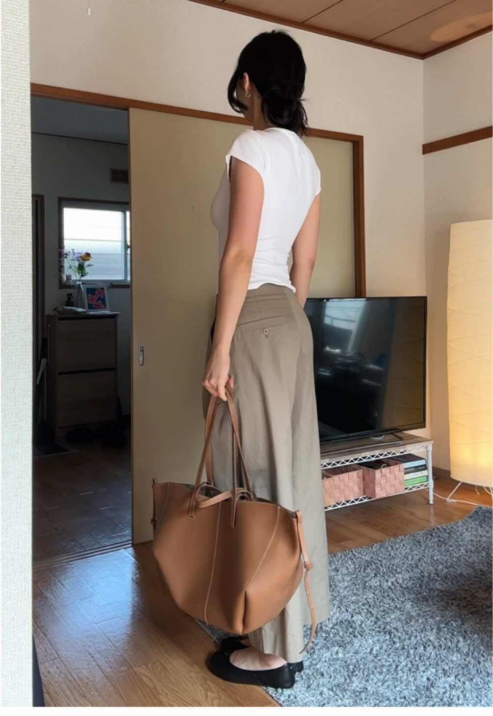 Summer go to basic fit ✨  White tee and baggy pants 🫶 #OOTD #basicfit #tankairtanktop #cos #baggypants 