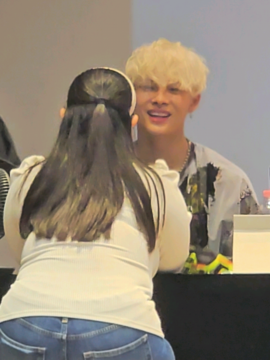 when hes 6'1...I sat down so fast i think i cursed 💁‍♀️ Enhypen applemusic fansign 250625 . . . #enhypen #enha #fansign #ni_ki #jungwon #heeseung #jay #jake #sunghoon #sunoo 