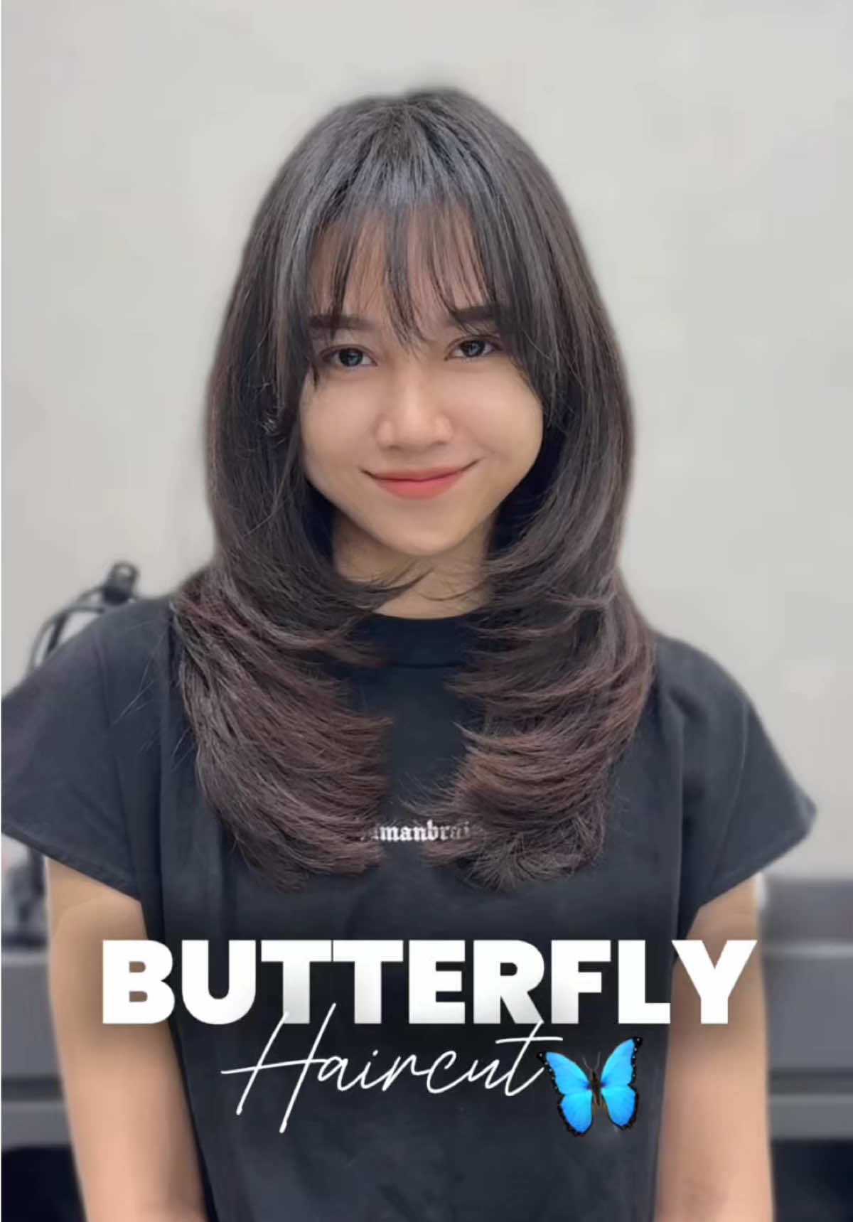 Model potong rambut yang lagi hits? Yup, Butterfly Haircut jawabannya! ✨  Potongannya ber-layer dan bentuknya bikin rambut keliatan lebih flowy dan ngembang cantik 🥰 yang rambutnya tipis, dan panjang cocok cobain ini! 😍💖 📍Jalan Kijang 33A 📍Jalan Pengayoman Blok G No.1 Cus reservasi di link bio 📆✨ #PhiesSalon #HaircutMakassar #CUTbyPhie #SalonMakassar #SalonTerbaikMakassar #SalonMuslimah #SalonMuslimahMakassar #SalonHijabFriendly 