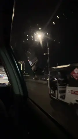 一个人崩溃的时候，一切都在沉默中。他们还会笑，还会开玩笑，还会交流。但其实，他们的内心已经疲惫到一定程度了。