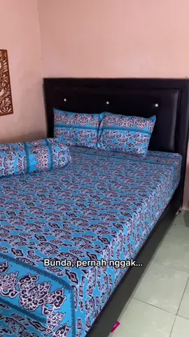 Warna biru, rasa tenang 🌧️ Sprei Mega Mendung Biru – motif khas, bahan adem, mulai 60 ribuan aja #SpreiMegaMendungBiru #SpreiAdem #KamarNyaman #SpreiBatikModern #FYP #TikTokShop #SpreiHalus #KamarEstetik #dekorasirumah 