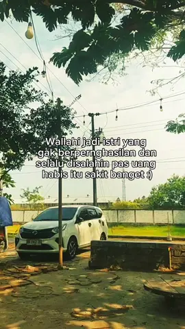 bukan tidak bersyukur yaAllah,tapi kenapa aku tidak seberuntung mereka yang begitu di cintai,diperlakukan dengan lembut dan manis . jika takdirku memang seperti ini,maka izinkanlah aku untuk bisa berdiri diatas kaki ku sendiri , bisa mengurus anak anakku dan juga memiliki penghasilan sendiri yaRabb ku . Wallahi aku lelah,disalahkan disaat aku sendiri kerepotan menutupi kekurangan itu .  #fyp #fypage #nasihatpernikahan #fypシ #4u 