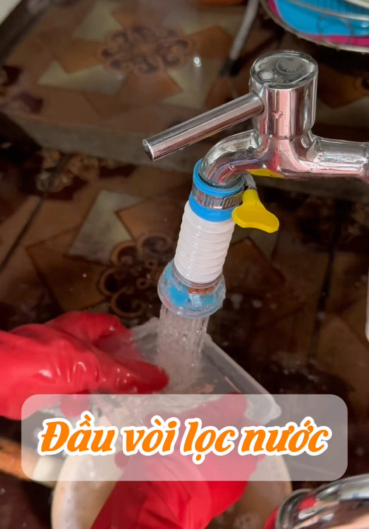 Rửa bát mà vòi cứ bắn tung toé thì lộn ruột lắm. Lắp cái đầu lọc này vào đi các bác, tia nước ra mềm hơn, mạnh vừa phải, không còn cảnh rửa bát mà nc bắn lên tận cổ áo nữa. #dauvoilocnuoc #dauvoilocnuoctangap #dauvoilocxoay360 #taphoabacha 