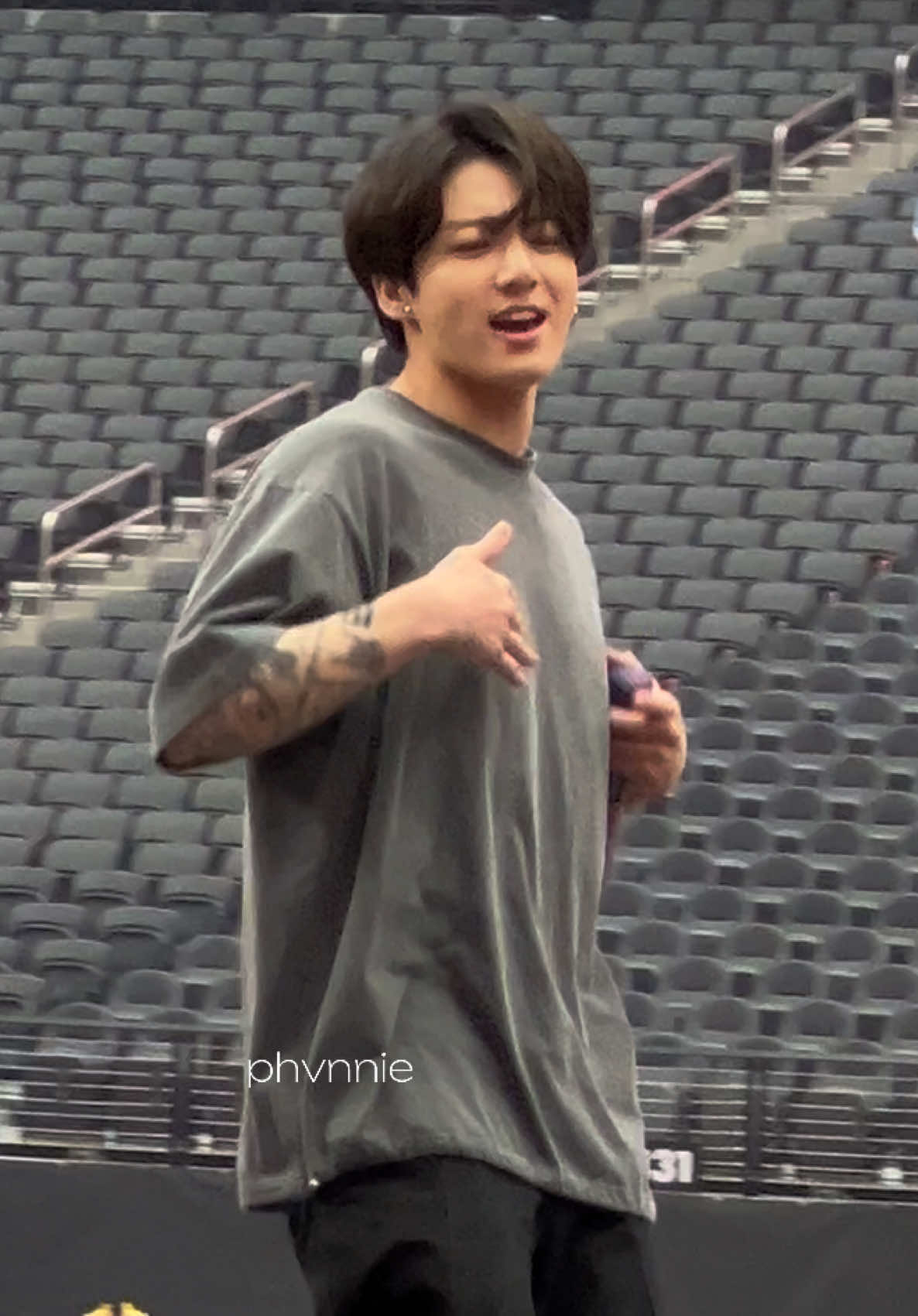 idol (jungkook focus) 😫 he's fine as hell and he knows it too  #jeonjungkook #jungkook #전정국 #방탄소년단 #bangtan #bts #btsarmy #permissiontodance #btsconcert #btsjungkook #kpopfyp 
