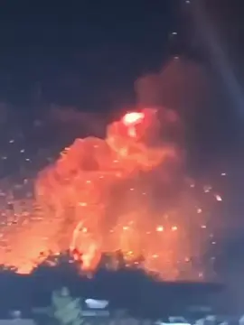 Hari ini, jet tempur Su-34 Rusia meluncurkan serangan udara presisi ke sebuah fasilitas penyimpanan amunisi milik militer Ukraina yang terletak di desa fiktif Novodarka, pinggiran timur kota Kyiv. Menggunakan bom penghancur berat FAB-3000, serangan tersebut memicu ledakan besar beruntun yang terdengar hingga pusat kota. Beberapa sumber lokal melaporkan guncangan kuat dan kobaran api tinggi dari lokasi serangan. Belum ada pernyataan resmi dari pihak Ukraina, namun citra satelit menunjukkan kerusakan parah pada struktur bangunan yang diduga menjadi pusat logistik militer. Ketegangan terus meningkat di tengah serangan-serangan strategis yang menyasar infrastruktur militer Ukraina. #russia #rusia🇷🇺 #ukraine #ukraine🇺🇦 #war #rusiavsucrania #fyp #fypp #fyppp #fyppppppppppppppppppppppp #fypage #fypシ #fypppppppppppppp 