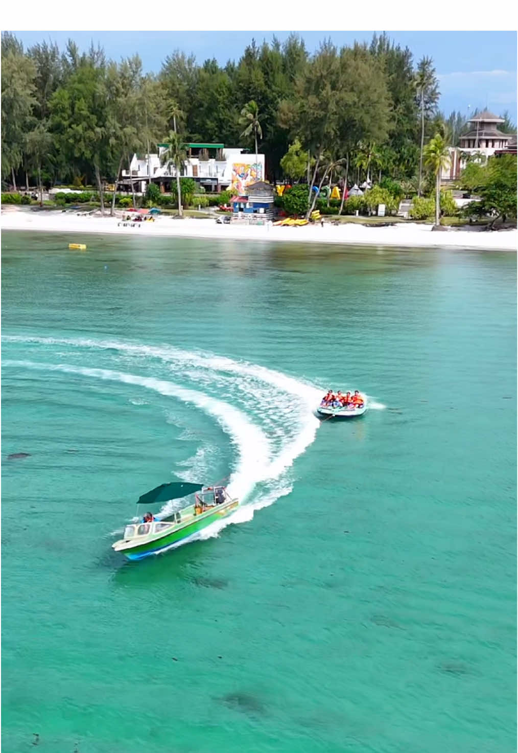 “Ternyata… Bintan nggak cuma indah, tapi juga bisa seru seruan main jetski! 🔥” Yang belum ke Bintan, serius deh… kamu ketinggalan banyak. yuk ajak teman mu ke Bintan Sekarang 😍⛱️🏖️🌊 klo soal dokumentasi nya dm aku yaa 🤭 #bintan #kepulauanriau #lagoi #pesonaindonesia 