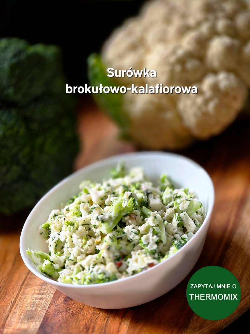 Surówka do obiadu nie musi być nudna!🙂 Przygotuj zatem surówkę brokułowo-kalafiorową (może być tylko  brokułowa). Z #thermomix zajmie Ci to tylko 12 sekund😯 Na pewno zaskoczy Cię smakiem. Nada potrawie oryginalnego charakteru i sprawi, że obiad będzie prezentował się znakomicie🍽 Porcja warzyw uwydatni smak pozostałych składników🥦 Jeśli interesuje Cię Thermomix, masz pytania to napisz do mnie🙂 Składniki: 5 g posiekanego koperku, może być mrożony 30 g cebuli przekrojonej na pół 200 g różyczek kalafiora 50 g różyczek brokułu 100 g jabłek bez gniazd nasiennych pokrojonych w ćwiartki 10 g soku z cytryny 1 łyżeczka cukru ½ łyżeczki soli 2 szczypty pieprzu czarnego 50 g jogurtu naturalnego 50 g majonezu Sposób przygotowania 1. Do czystego i suchego naczynia miksującego włożyć cebulę, rozdrobnić 3 s/obr. 5. Składniki zgarnąć kopystką ze ścianek na dno naczynia miksującego. 2. Dodać różyczki kalafiora i brokułu, jabłka, sok z cytryny, cukier, sól, pieprz, jogurt naturalny i majonez, rozdrobnić 10-12 s/obr. 3.5. 3. Dodać koperek, zamieszać kopystką.Surówkę brokułowo-kalafiorową podawać jako dodatek do dań głównych. #Wegetariańskie  #bezorzechów  #bezglutenu  #codzienne  #przyjęcie  #thermomix #tm #tm7 #cookidoo #wiemcojem #zdrowe #party #obiad #surówka #brokuł #doobiadu #obiad 