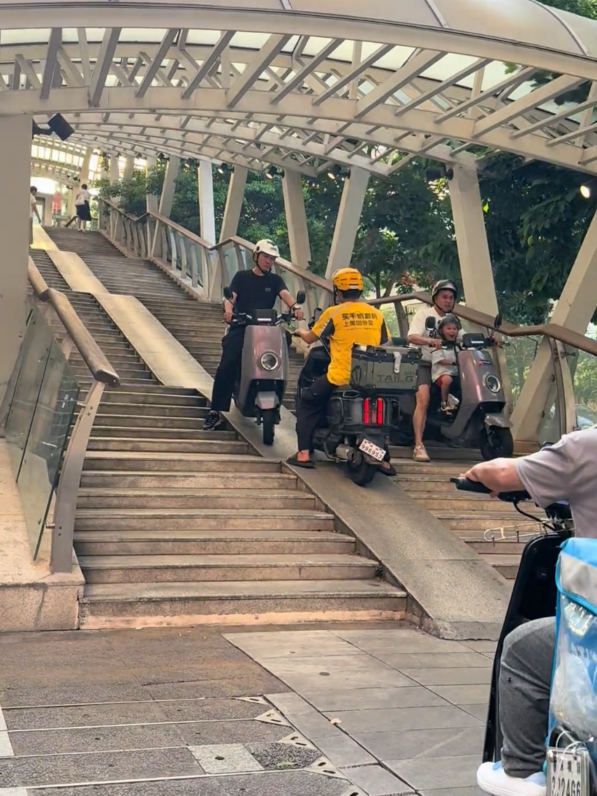 旁邊的大哥真樂觀，先下來了