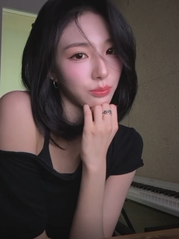 COSMO LIVE 250707 Xinyu copied Sohyun's hairstyle☺️#triples #xinyu #트리플에스 #신위 #周心语 