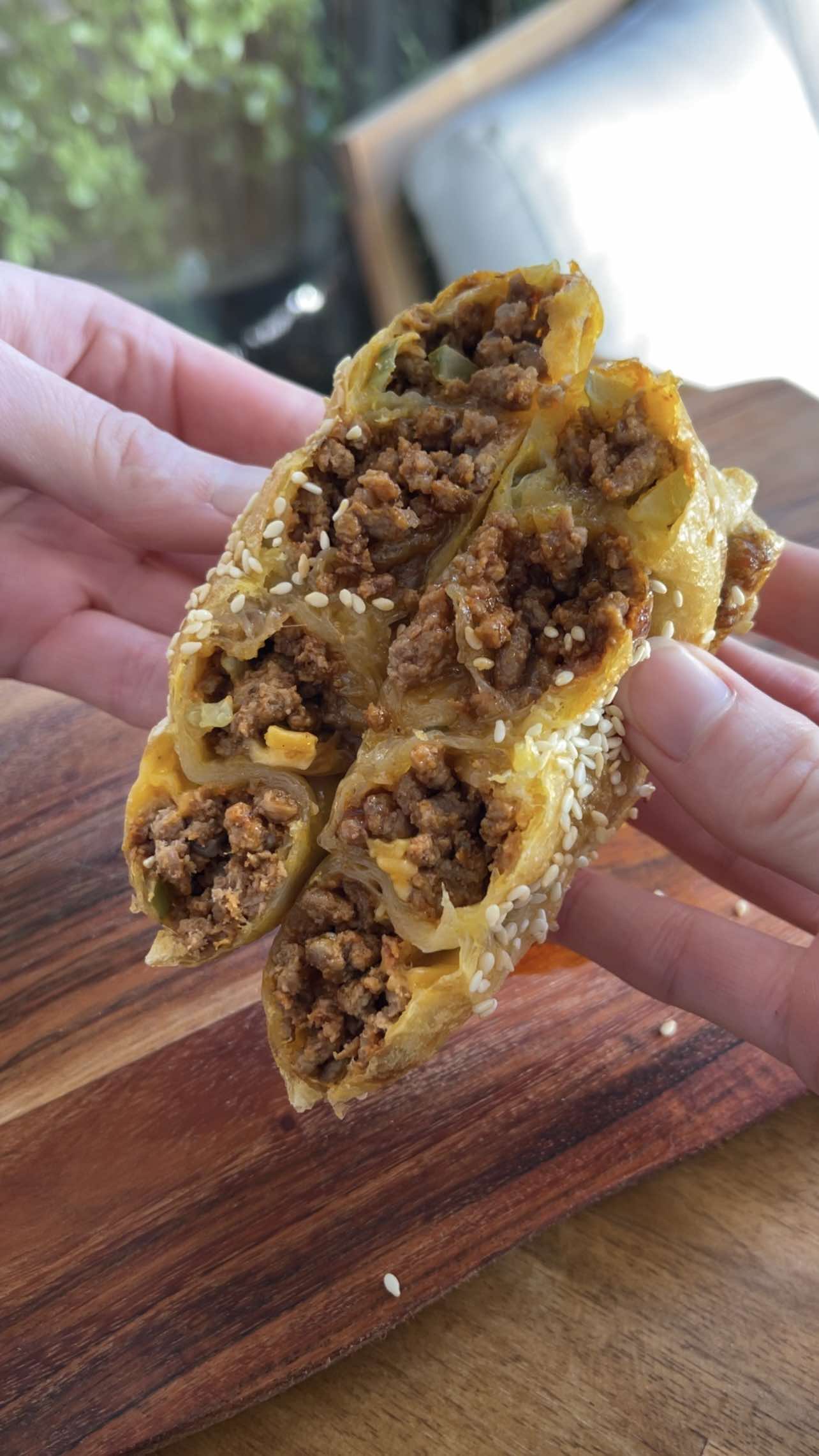 Cheeseburger Rice Paper Spiral 🍔 yes, it sounds weird but TRUST ME, it tastes good! Ingredients: Egg wash 3 rice paper sheets 150g mince 1 tsp mustard 1 tsp tomato paste 1/4 red onion Burger cheese Pickles, diced Quickly dip each rice paper sheet into egg wash and layer one top top of the other, half overlapping. Sprinkle on mince, pickles and burger cheese. Gently peel the rice paper and roll over the top of the filling. Fold in both sides and continue to roll tightly.  Place in airfryer and top with sesame seeds. Cook for 8 mins on 170 degrees celsius. #ricepaper #ricepaperroll #cheeseburger #burger #lowcalorierecipes #lowcalories #highprotein 