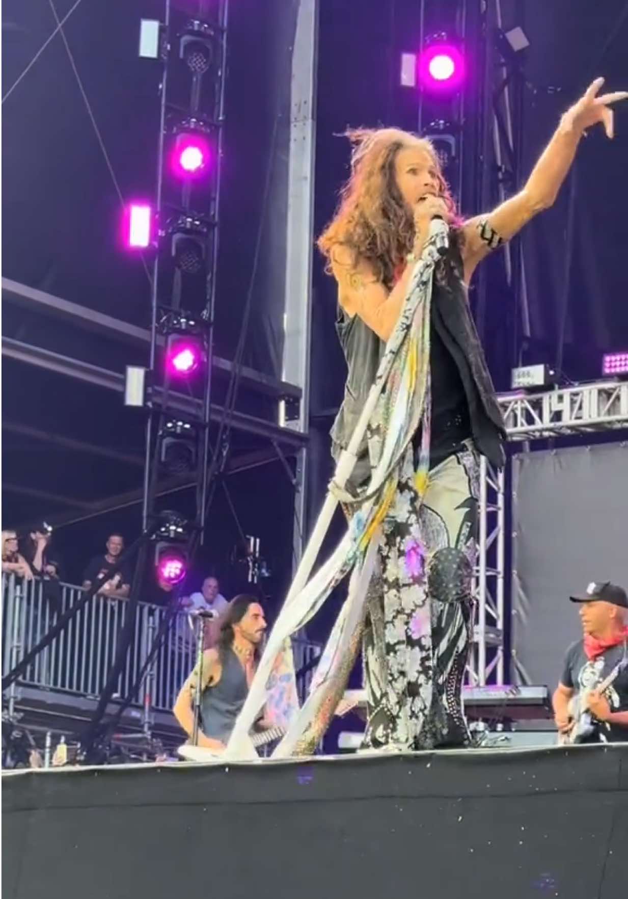 Steven Tyler performing Walk This Way at BttB : #steventyler #aerosmith #walkthisway #ozzyosbourne #blacksabbath #backtothebeginning #bttb #villapark