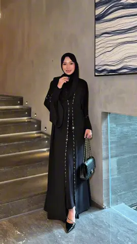 Musim umroh mulai datang, bagi yang mau umroh atau kajian aku rekomendasikan pakai abaya hitam classic dengan payet vertikal membuat badan terlihat ramping dan tinggi.