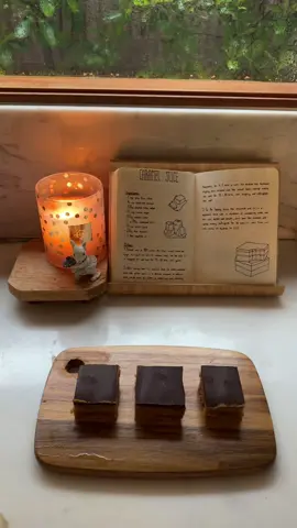 my fav caramel slice 🤎🍫 recipe from @donnahay #baking #fyp #viral #baketok #aesthetic #getmefamous #trending #foryoupage #easy #chocolate #gooey #caramel #slice #caramelslice #million #shortbread #rich #pour #smooth #rain #noonenoticed #chocolatecaramel 