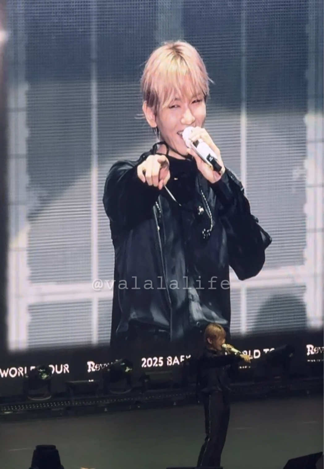 “Just friends??” 🤣 #baekhyun #reverie #baekhyuninla #reverieinla #byunbaekhyun #백현 #kpop #kpopfyp 