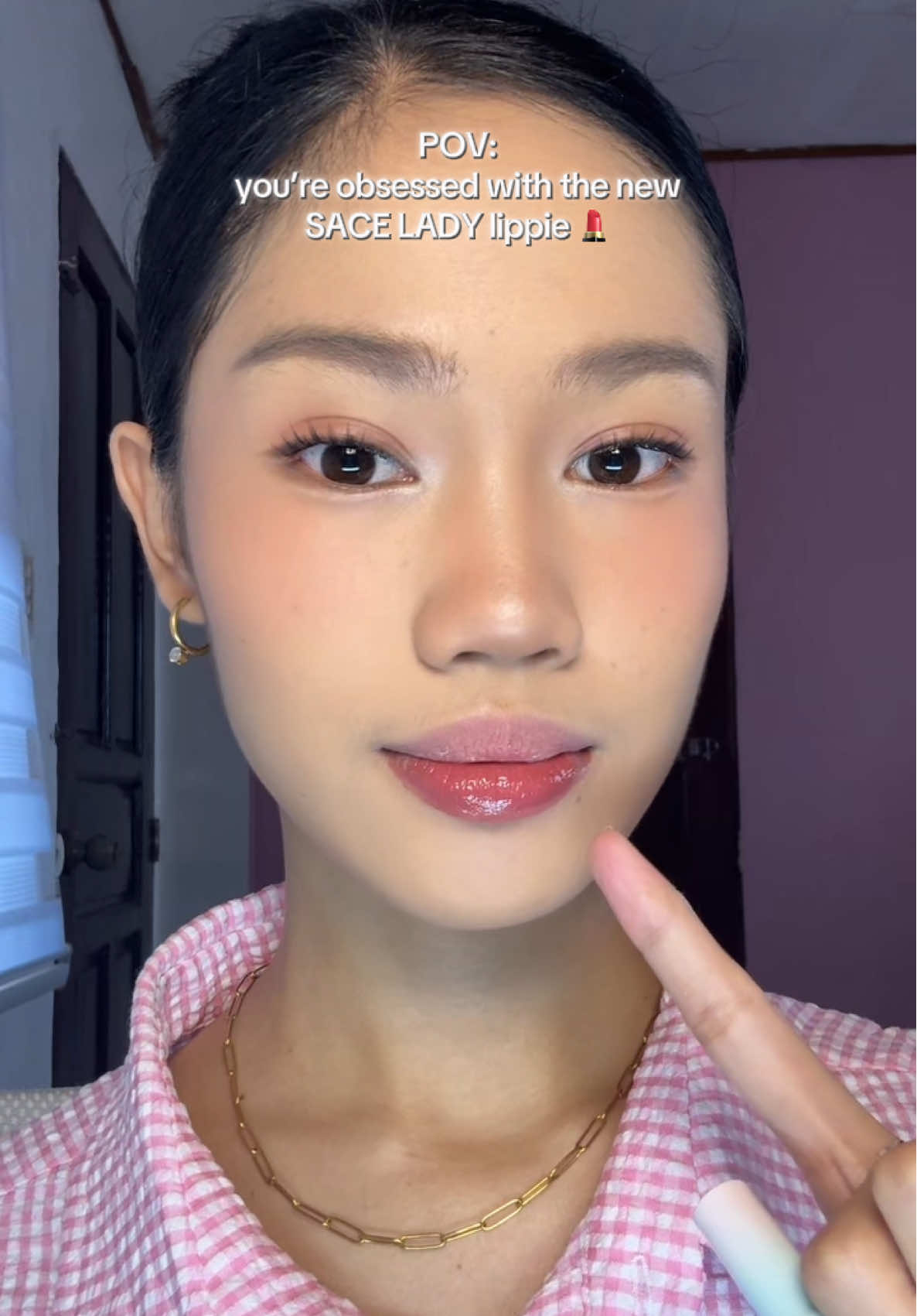 i’m trying a lipstick with a unique, cold applicator for the first time! 😲😍💖 it’s got a juicy, glossy formula, and the shade is absolutely stunning!  get yours now! @SACE LADY beauty.ph ✨ 	 #saceladyicyglossytint #saceladyliptint #glosslipstick #lipgloss #sacelady #glossylips #makeupph #BeautyTok #fyp #creatorsearchinsights 