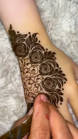 Back hand Mehndi design |new simple easy Mehndi design  #simple #easy #mehndi #mehndidesign #henna #hennaart #hennaartist #foruyou #foryoupage❤️❤️ #viralvideos #trendin #reel #mehndi #2025 