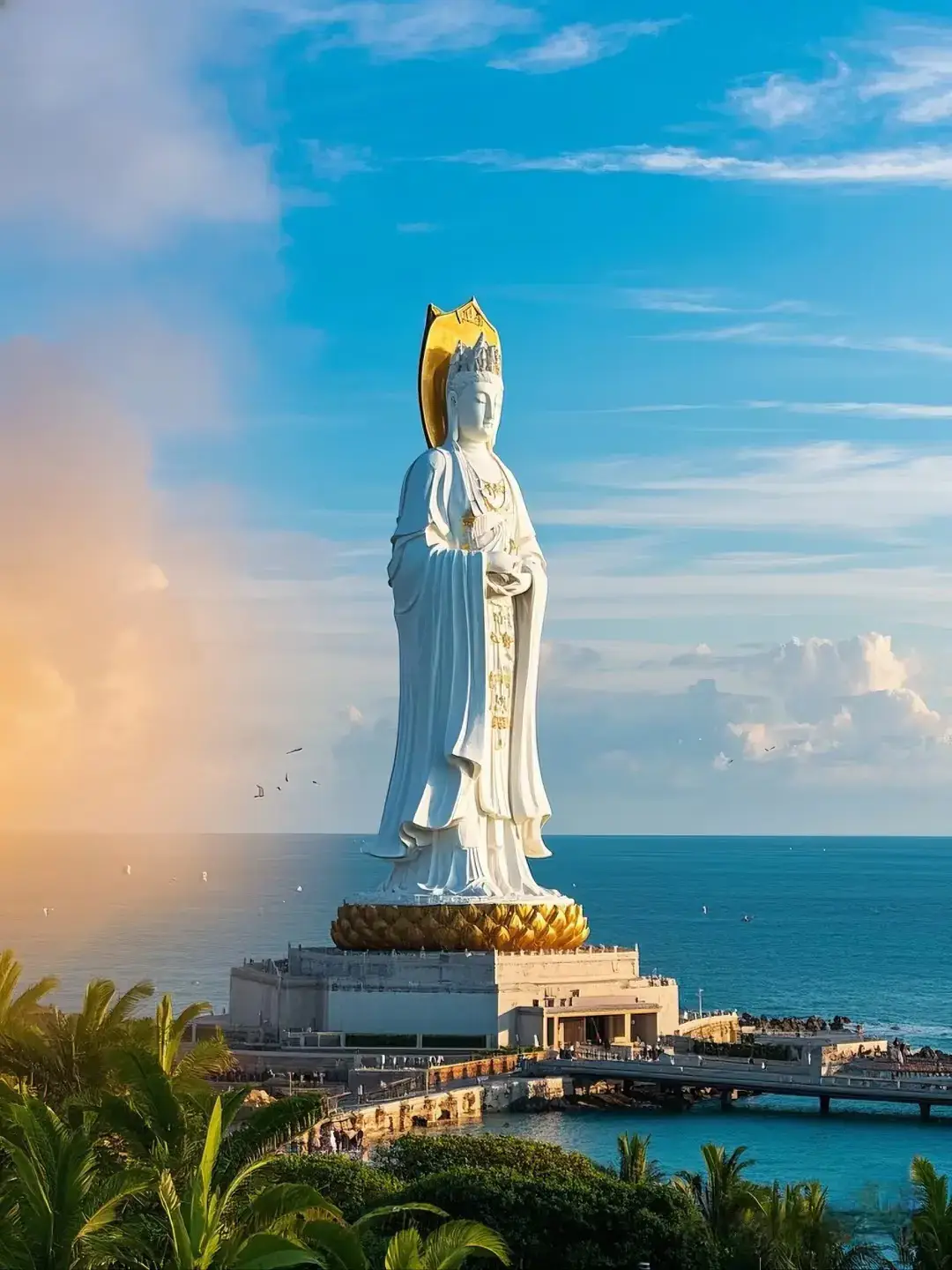 🌞 Dưới ánh nắng vàng rực rỡ tại đảo Hải Nam, tượng Nam Sơn Hải Thượng Quan Âm 🕊️ sừng sững giữa biển trời 🌊 như một biểu tượng của lòng từ bi và trí tuệ vô biên. Ba mặt tượng quay về ba hướng khác nhau, tượng trưng cho sự bảo hộ toàn diện, dẫn dắt con người đến sự bình an trong tâm hồn 💫. Đứng giữa quảng trường rộng lớn, ngắm nhìn sóng biển vỗ về quanh tượng, lòng như lắng lại trong sự thiêng liêng và thanh tịnh 🧘‍♀️. Đây không chỉ là nơi chiêm bái mà còn là hành trình tìm về với chính mình 🔍. Không gian nơi đây như xóa nhòa mọi âu lo 😌, chỉ còn lại tiếng chuông chùa, tiếng gió biển và cảm giác nhẹ nhàng an yên 🍃. Một lần đến Nam Sơn, người ta chẳng chỉ mang về những bức ảnh tuyệt đẹp 📸, mà còn là sự thức tỉnh sâu lắng trong tâm hồn. 🙏 #NamSonQuanAm #HanhHuongTamLinh #BinhYenGiuaBienTroi #trending #viral #tour #trungquoc #dulich 