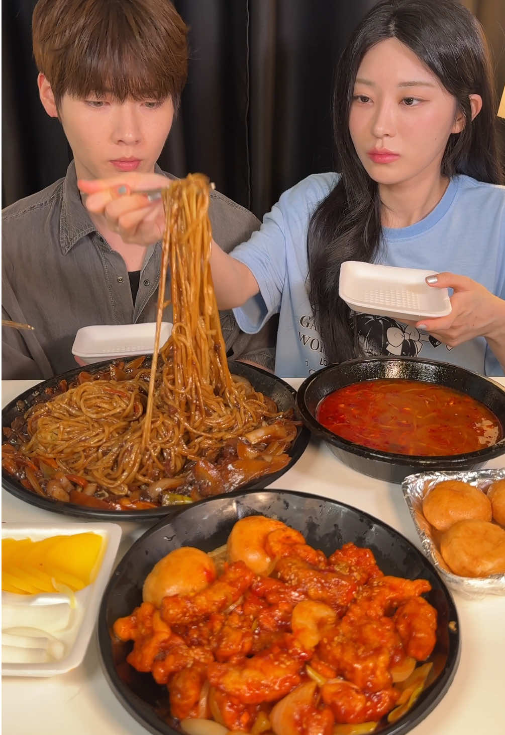 쟁반짜장 사천탕수육 중국빵 먹방!❤️❤️ 중국빵은 처음인뎅❤️❤️❤️❤️ (이안 목감기 이슈로 인한 말없음 주의..) #쟁반짜장 #짜장면 #jjajangmyeon #탕수육 #fyp #koreandrama #chinafood #eatingshow #먹방asmr 