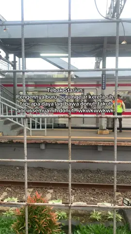 Tangga di stasiun ini serem soalnya! #commuterlife #commuter #tebakstasiun #stasiun #pejuangkrl #krl #krlcommuterline 