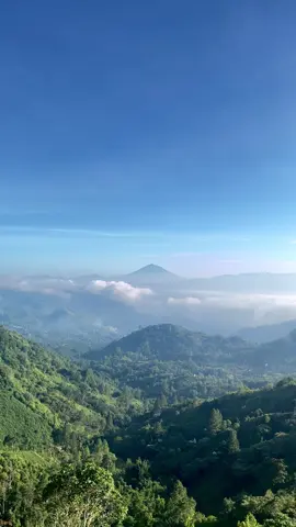 MasyaAllah, Kerinci emang seindah itu🏔️✨ Gagah banget Kerinci dari sini, ga sia sia bangun pagi buta buat pemandangan indah ini #kerinci #kerinci_jambi_indonesia #gunungkerinci3805mdpl #fyp #4u #gunungkerinci #wonderfulplaces #pesonaindonesia 