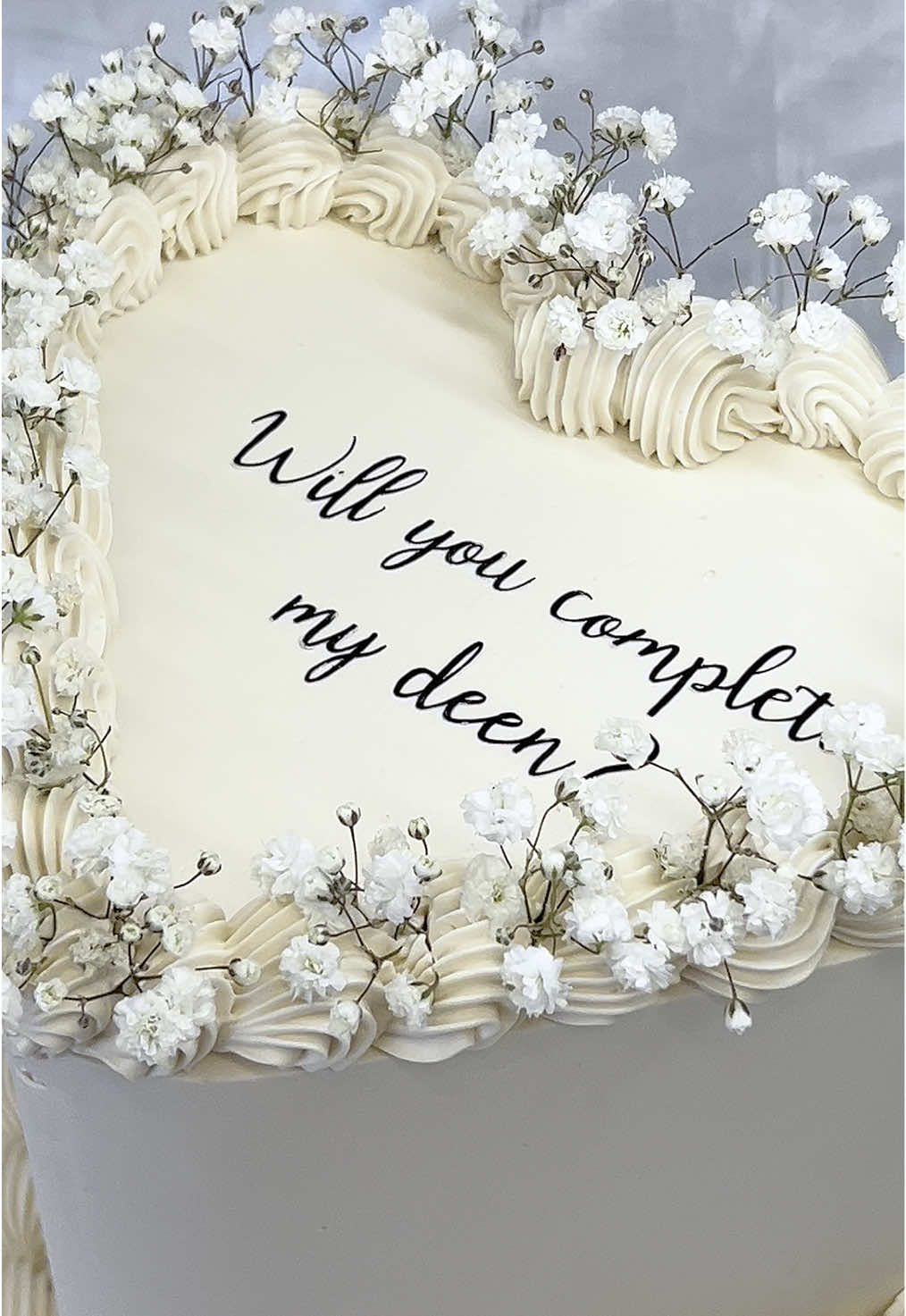 Will you complete my deen?🤍✨ #ghizcakery #willyoucompletemydeen #engagement #handvraging #taart #wedding #vintageheartcake #gipskruid #amsterdam 