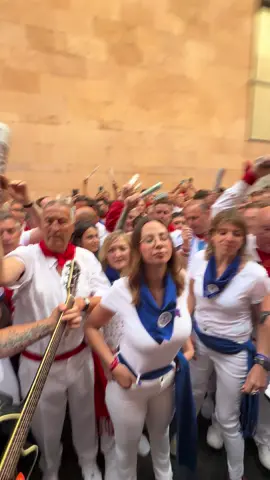 Cada 7 de julio, y solo ese día, se canta una jota a San Fermín delante de la hornacina de Santo Domingo, antes del encierro. Lo solía hacer siempre Susana Nagore que ya el año pasado le pasó el testigo a Haizea Mayo #sanfermin #sanfermin25 #sanfermines #sanfermin2025 #pamplona 