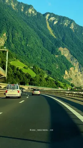 #switzerland🇨🇭 #switzerlandtourism #switzerlandtravel #beautifuldestiny #switzerlandmountains #switzerlandnature #beautifulview #cejour #swissroads #beautifulplaces #beautifuldestinations #claudia__rodrigo 