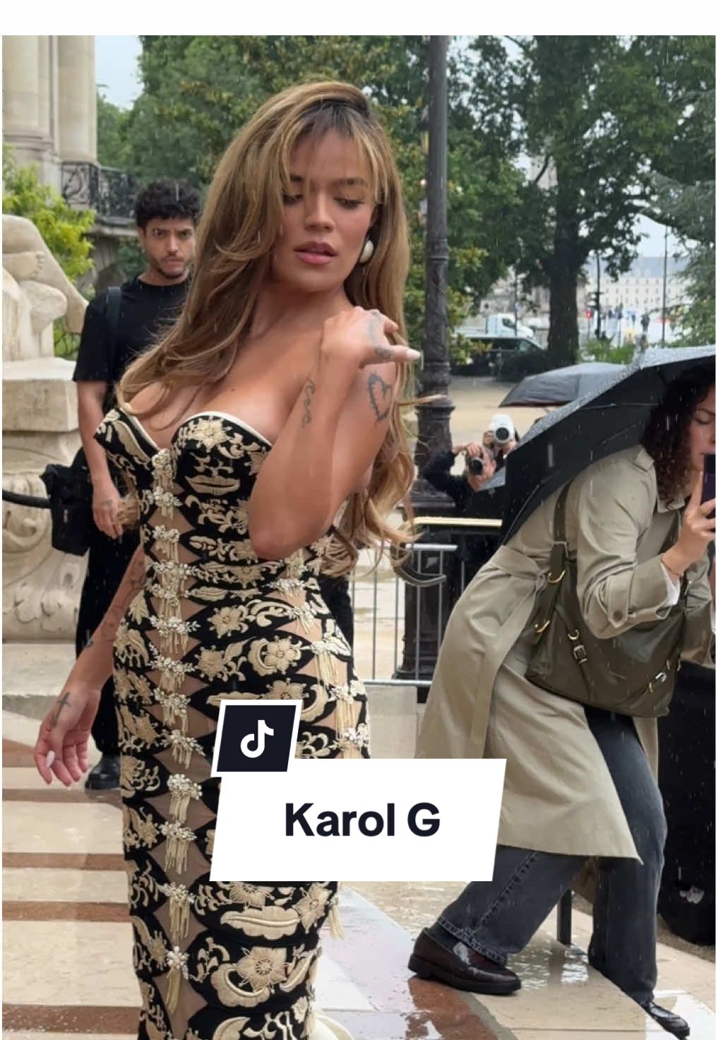 @Karol G at the #schiaparelli Fall/Winter 2025 #couture show in #paris. #voguegermany #karolg #karolgfans #karolgmusic #hautecouture #coutureweek  (Video: @enzoply) 