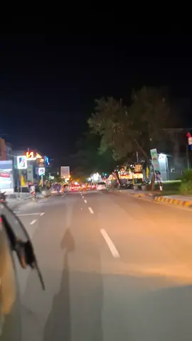 Suasana malam di kota Biak ✨️ kalo org biak pasti tau ini dimana 😋✌️ #biakpride #biakhits #citylightbiak #like #fyp 