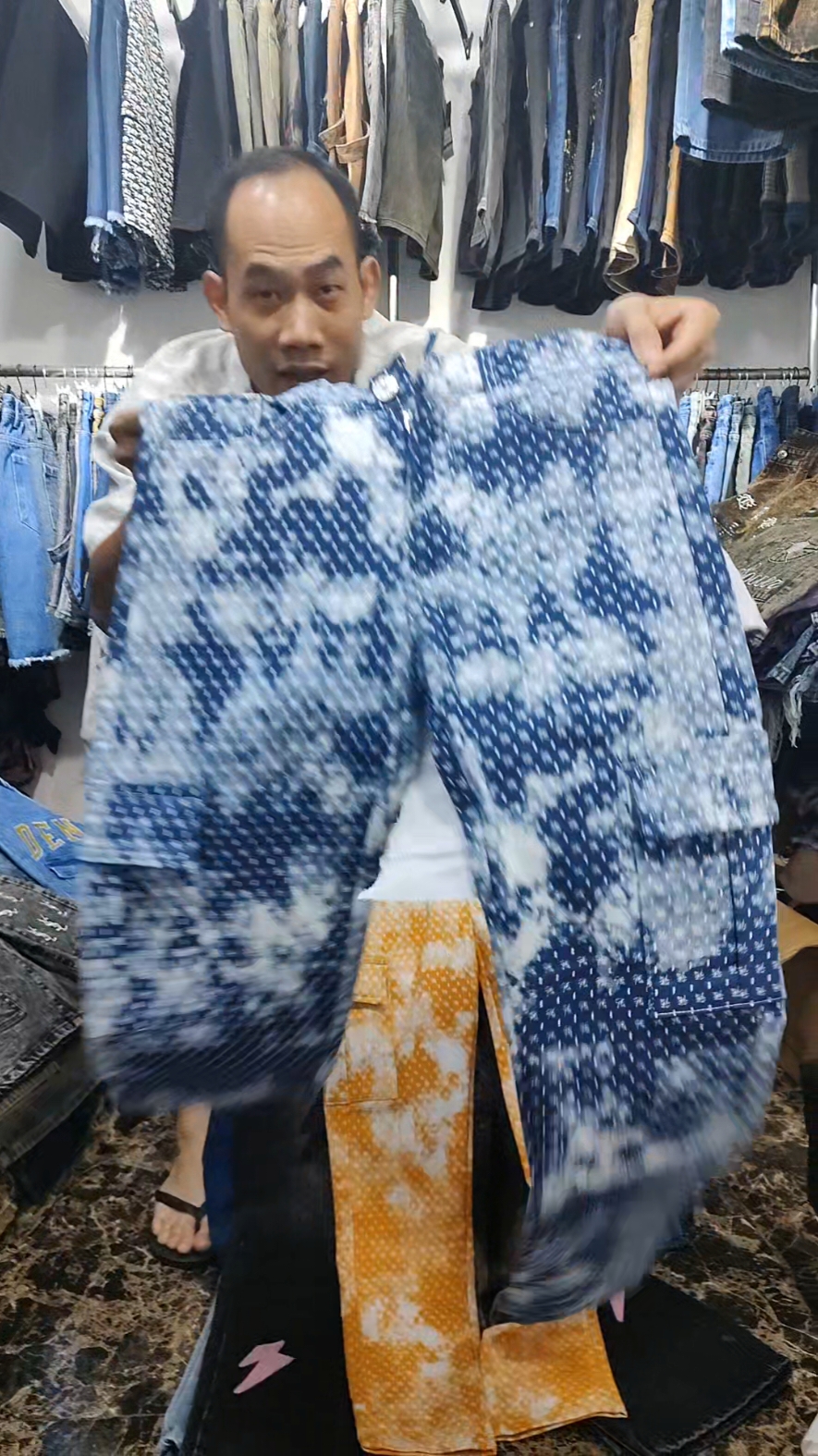 #上热门 Hello, boss. I come from a Chinese factory and all the products are of high quality. If you want to get a supply of jeans, please send me a private message#上热门 #上热门tiktok #factorydirectsales #上热门🔥🔥🔥 #上热門🔥 #chinesefactory #jeans #mensjeans #wholesale #jeanswholesale #chinawholesaleclothing #chinawholesale 