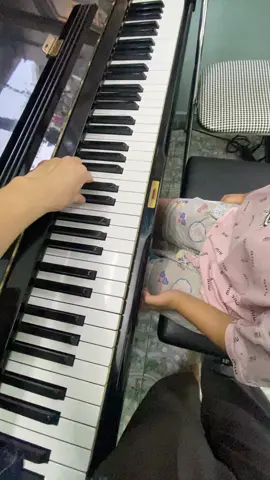 Nhận biết nốt trên đàn piano( buổi học đầu tiên) Bảo Ngọc 7 tuổi 